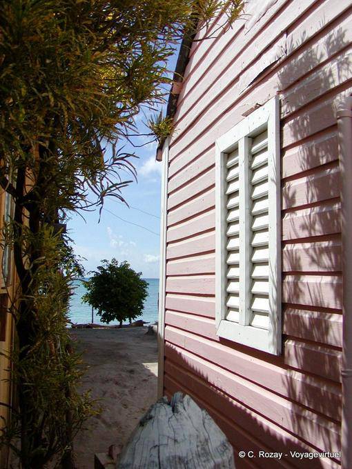 Caja de color rosa en la playa, Bayahibe, Rep. Dominicana