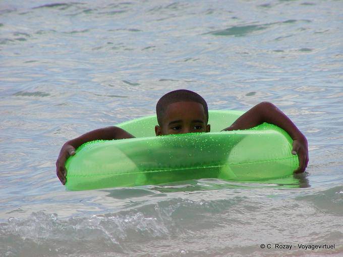Kid en una boya laguna verde, Boca Chica, Rep. Dominicana