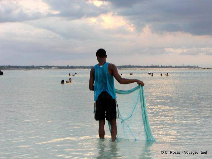 Redes de pescador a la calle Bahía de San Andrés, Boca Chica, Rep. Dominicana