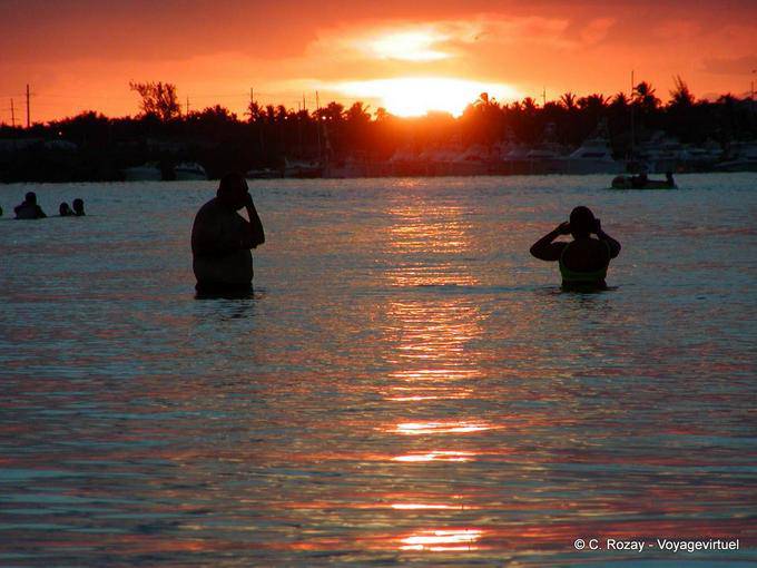 Baño de la tarde en la puesta del sol, Boca Chica, Rep. Dominicana