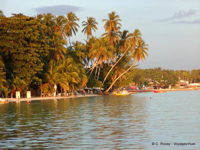 Luz de la tarde en la playa de Boca Chica, Rep. Dominicana