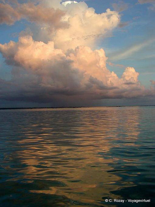 Como reflejo de la nube de tormenta sobre el Mar Caribe, Boca Chica, Rep. Dominicana