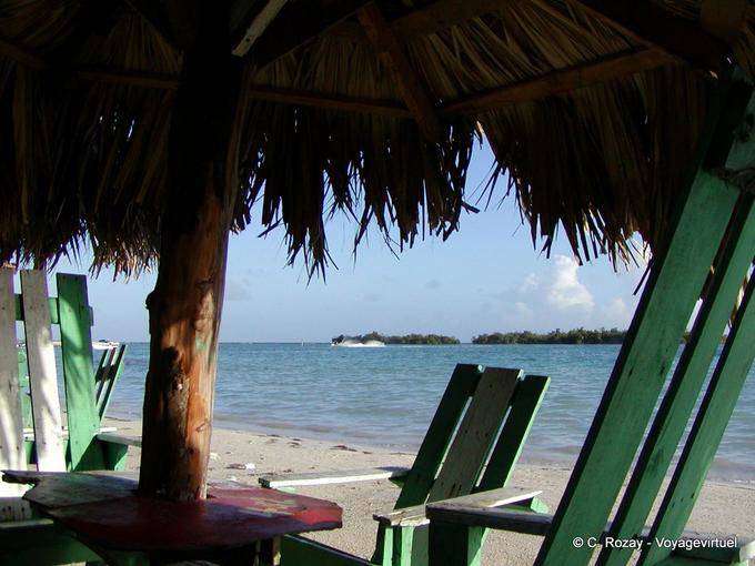 Bistro relajado en la playa frente a la Matica, Boca Chica, Rep. Dominicana