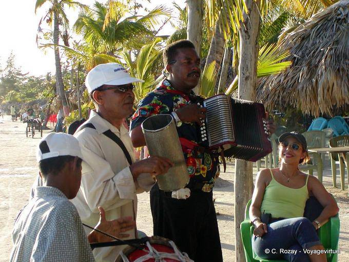 Músicos en concierto en la playa, Boca Chica, Rep. Dominicana