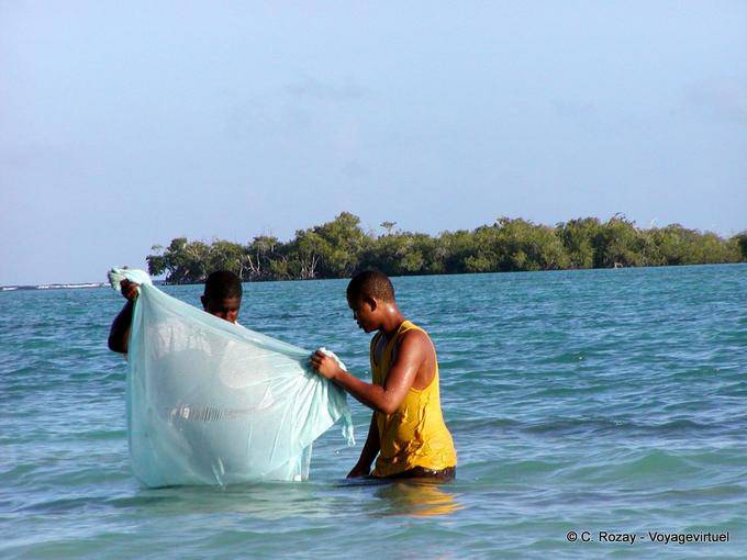 Bolsa de plástico de pesca antes de la Matica, Boca Chica, Rep. Dominicana