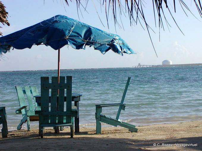 Tranquilidad frente a la Zona Franca Multimodal Caucedo, en Boca Chica en la playa, Rep. Dominicana