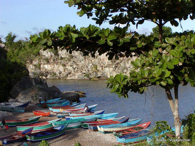 Panorama en el pequeño puerto y sus barcos, Boca de Yuma, Rep. Dominicana