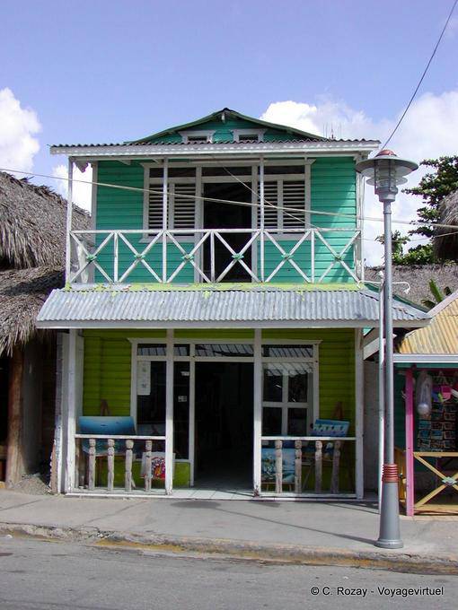 Balcón de la casa de madera pintada en tonos de verde, Boca de Yuma, Rep. Dominicana