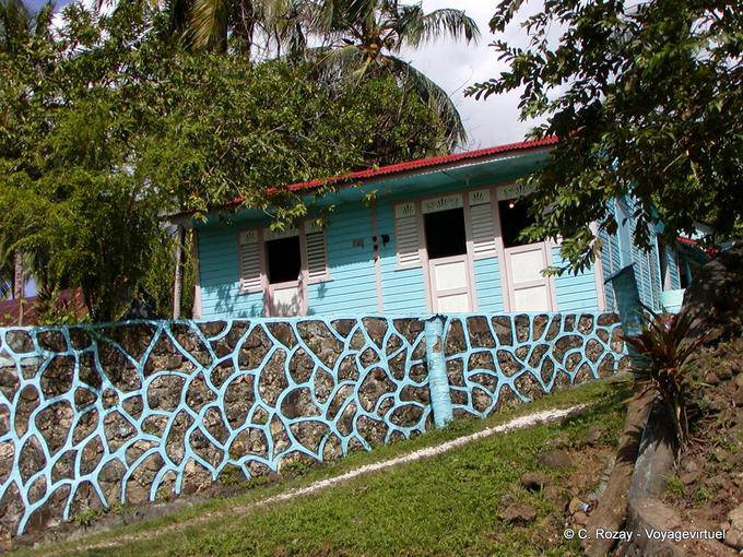 Es una casa azul con la pared a juego, Rep. Dominicana
