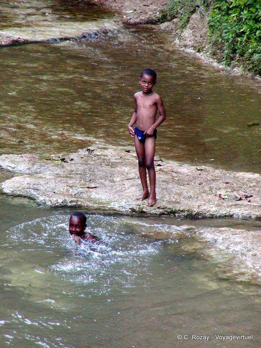 Niños nadando en el río, Rep. Dominicana