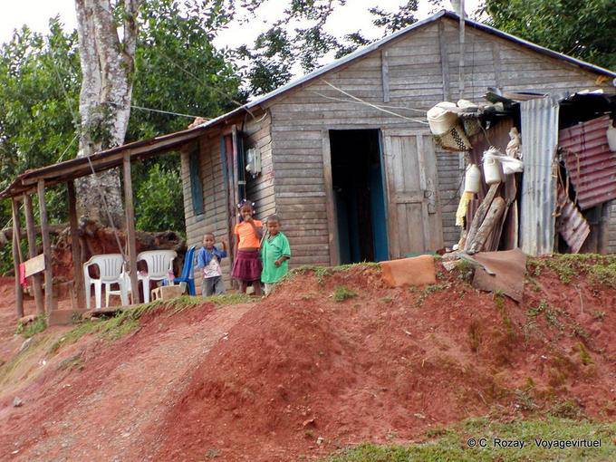 Los niños en frente de una caja en el campo de El Seibo, Rep. Dominicana
