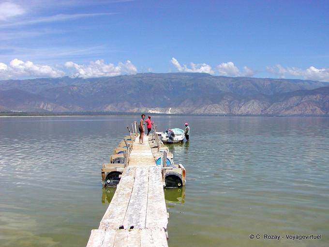 Lago Enriquillo y montañas, Rep. Dominicana