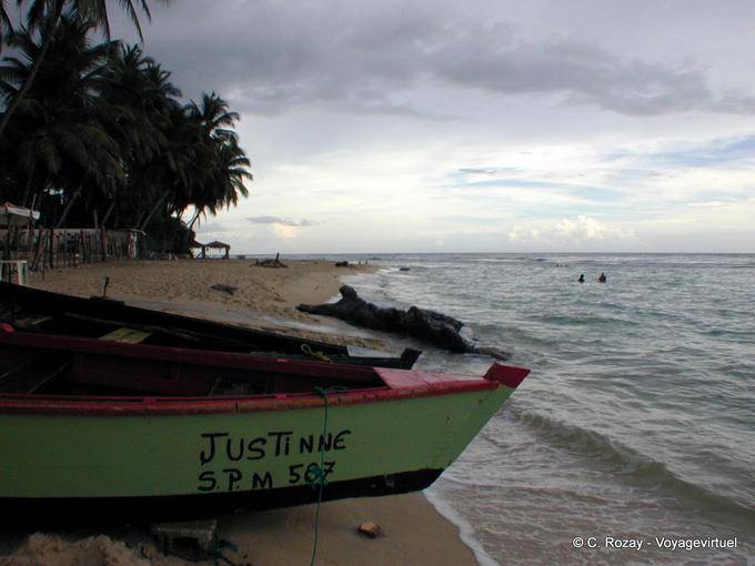 Barco Justinne en la arena de la playa, Juan Dolio, Rep. Dominicana