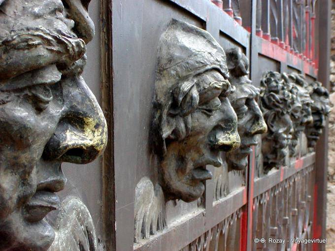 Jefes en una cuadrícula, la Catedral de Notre Dame de la Encarnación, Santo Domingo, Rep. Dominicana