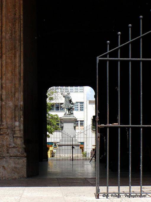 Pasaje que conduce a Parque Colón, Santo Domingo, Rep. Dominicana