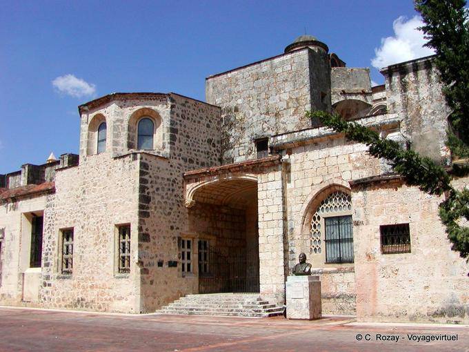 Parte trasera de la Catedral Primada de América, Santo Domingo, Rep. Dominicana