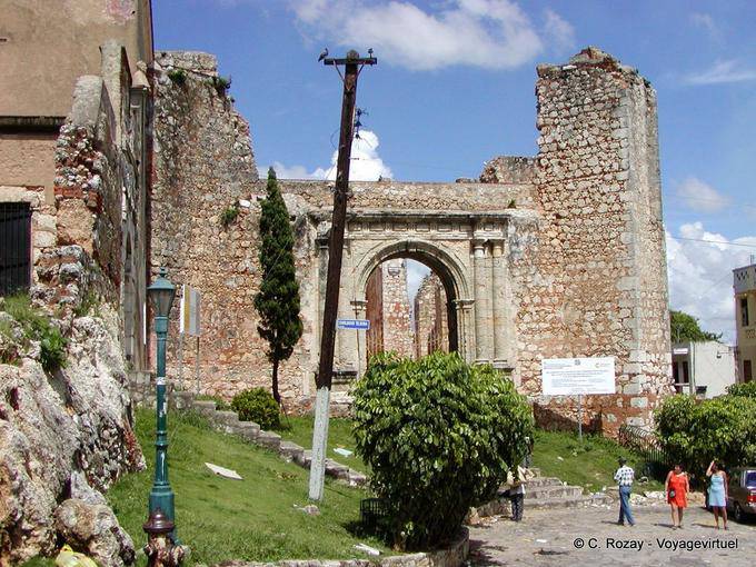 Puerta del hospital colonial, Monasterio de San Francisco, XV, Santo Domingo, Rep. Dominicana