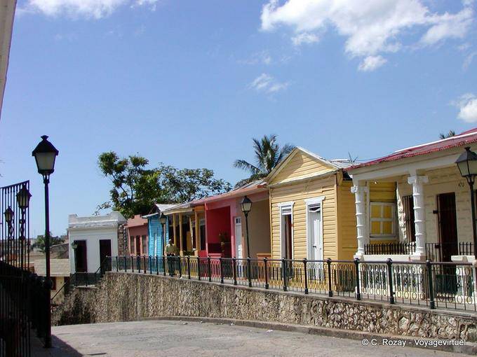 Casas de colores, la Cuesta Hosto, Santo Domingo, Rep. Dominicana