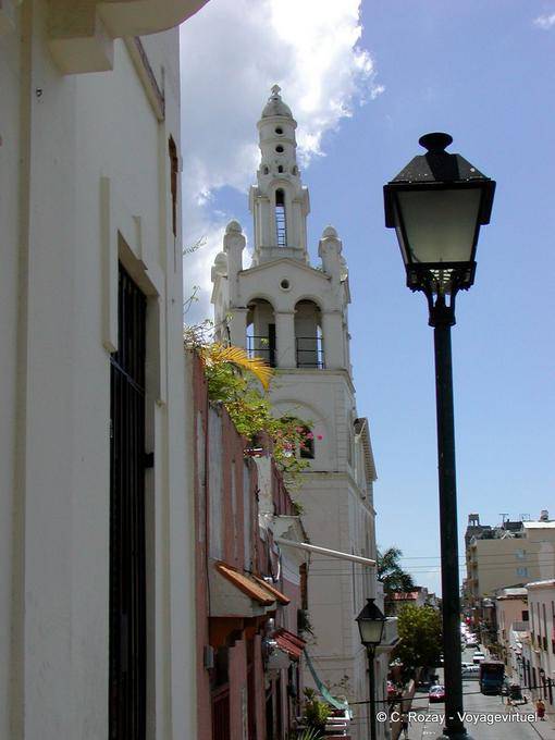 Calle campanario colonial de Santo Domingo, Rep. Dominicana
