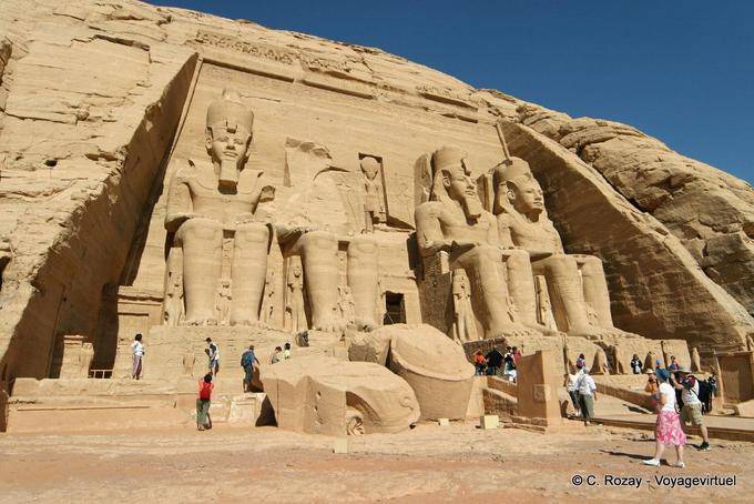 Fachada del gran templo con la cabeza rota de una estatua al pie, Abu Simbel - Egipto