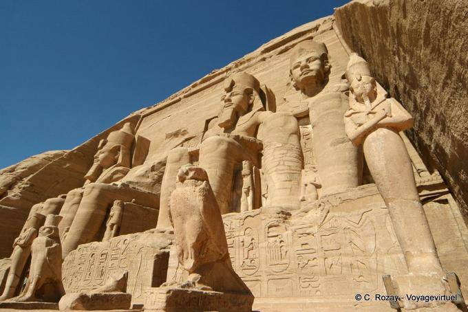 Hawks tallaron estatuas colosales de Ramsés II, Abu Simbel - Egipto