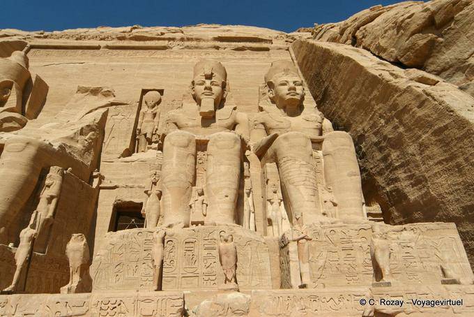 Colosos del faraón Ramsés II, justo al lado de Ibsamboul, Abu Simbel - Egipto