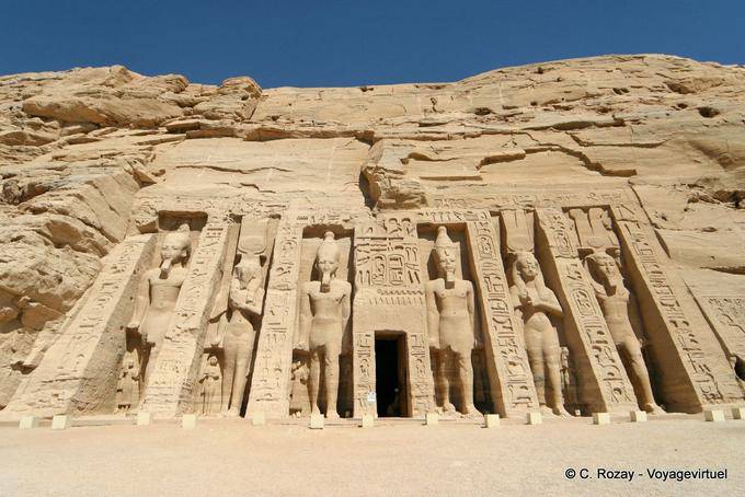 Fachada del pequeño templo de Hathor o speos, Abu Simbel - Egipto