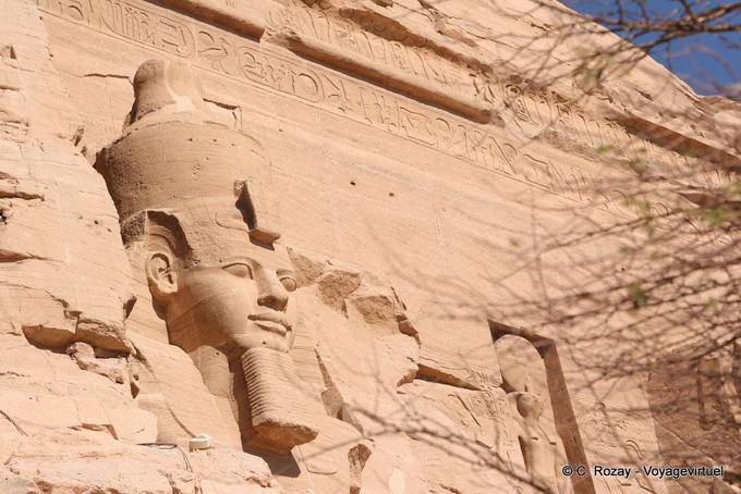 Ramsés cabeza con barba postiza y doble corona (pschent), Abu Simbel - Egipto