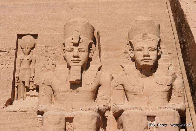 Los dos colosos de Ramses sol derecho, Re (Ra), el Gran Templo de Abu Simbel - Egipto
