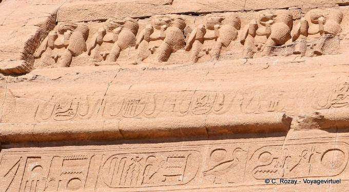 Representativas Corniche veintitrés babuinos en la adoración, el Gran Templo, Abu Simbel - Egipto
