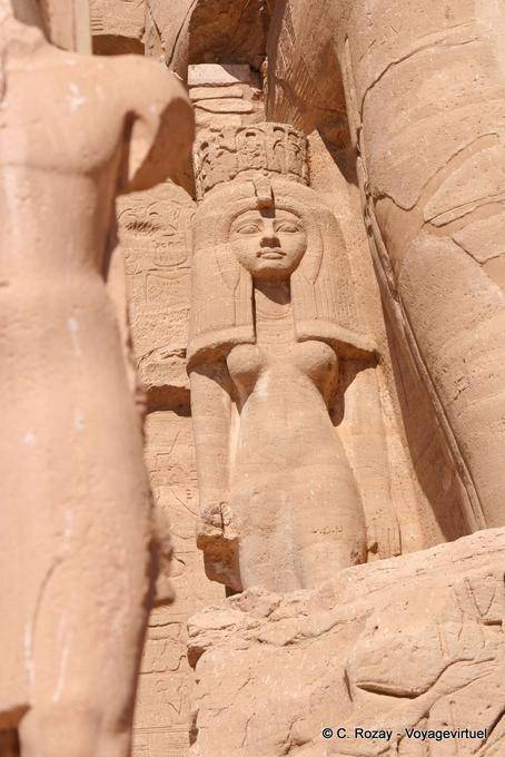 Nefertari, esposa de Ramsés entrada principal del templo de Re-Harakhte, Abu Simbel - Egipto