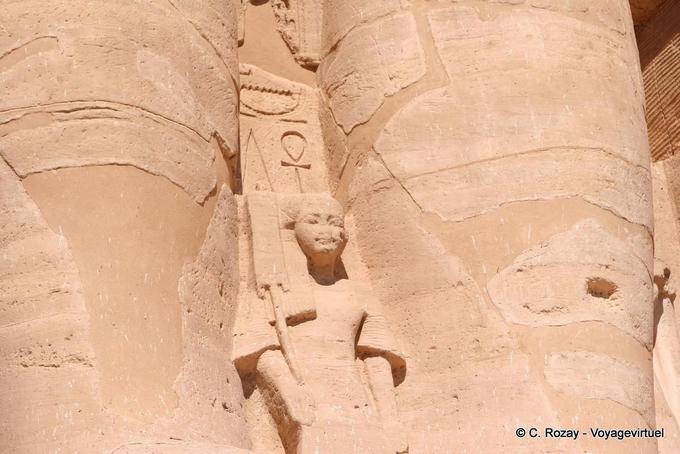 Prince Ramsés (hijo de Isis Nofret) entre las piernas del faraón, Abu Simbel - Egipto
