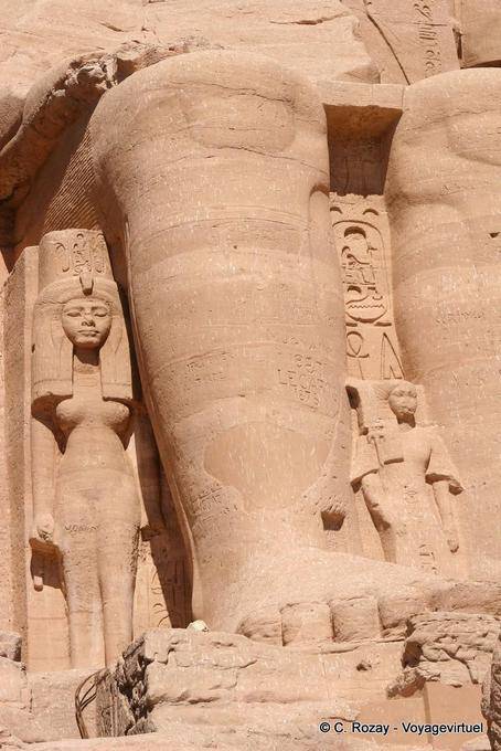 Nefertari y Prince Ramsés el pie de la derecha de la entrada coloso Abu Simbel - Egipto