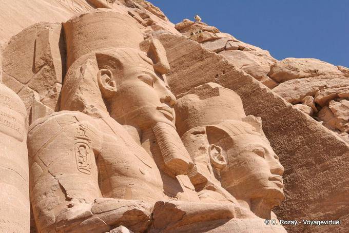 Faraón Ramsés II sentado en un trono, Abu Simbel - Egipto