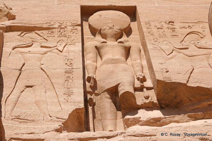 Oferta Ramsés Maat al dios Ra, el Templo de Re-Harakhte, Abu Simbel - Egipto