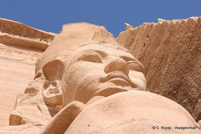 Primer plano de unas estatuas colosales de Ramsés II, Abu Simbel - Egipto