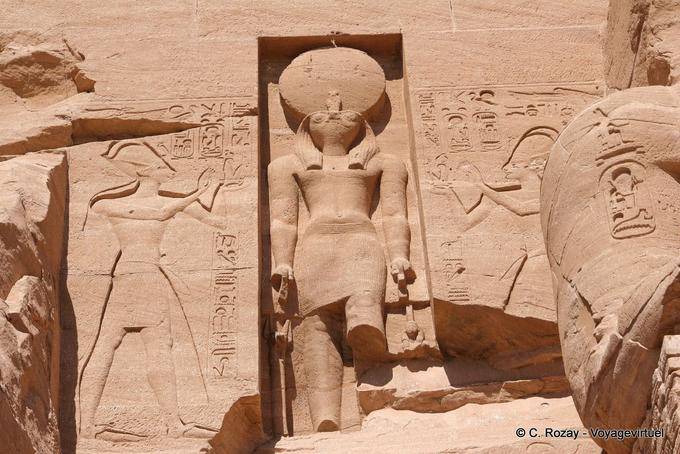 OUser Maat Ra, hornacina con la imagen de Ramsés Sun, Abu Simbel - Egipto
