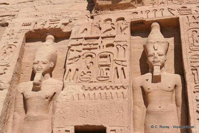 Jeroglíficos y estatuas de Ramsés II, la fachada del templo de la reina Nefertari, Abu Simbel - Egipto