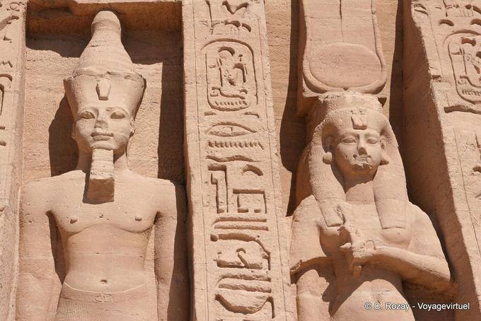 Nefertari que sostiene contra su pecho Hathor speos sistrum Reina, Abu Simbel - Egipto