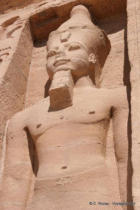 La cabeza y el torso de una estatua de Ramsés, un pequeño templo de Hathor, Abu Simbel - Egipto