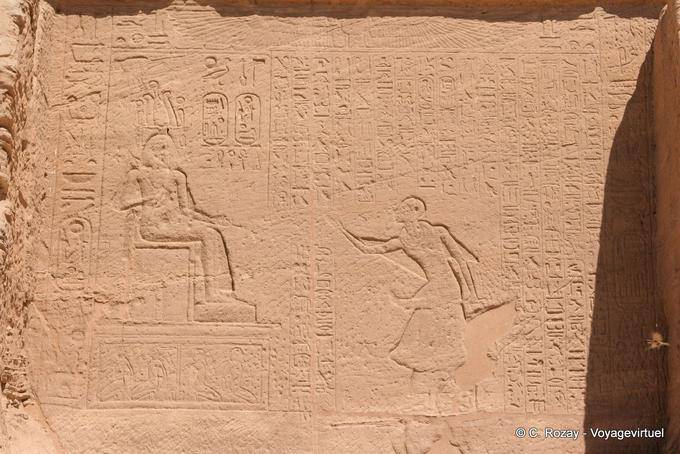 Bas-alivio y jeroglíficos, el Templo de Abu Simbel - Egipto