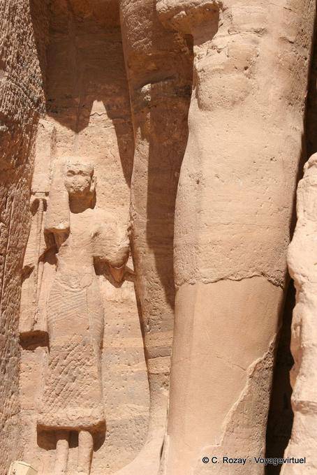 Prince Mery-Atum, estatua pies del Faraón, el templo de Hathor, Abu Simbel - Egipto