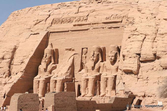 Fuera del top 38 en el santuario 33m de ancho y 20 metros de altura que representan estatuas del faraón Ramsés II, Abu Simbel - Egipto