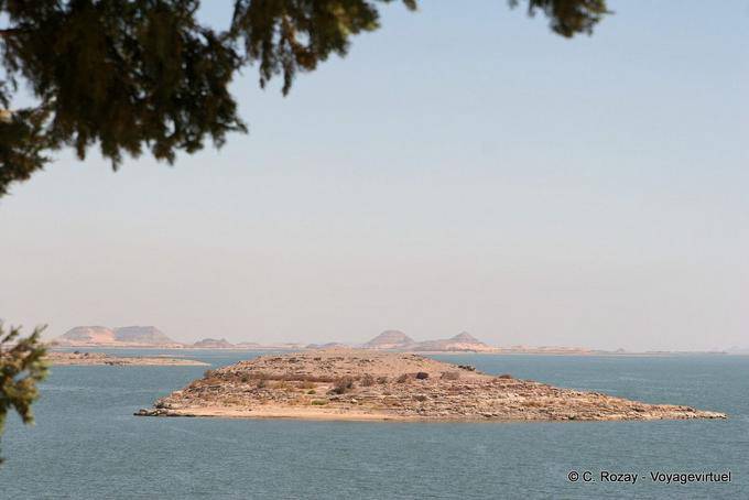 Isla en el lago Nasser frente al sitio de Abu Simbel - Egipto
