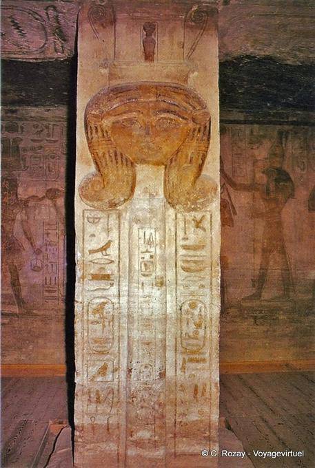 Pilar adornado con una cabeza de Hathor, dentro de las speos Nefertari, Abu Simbel - Egipto