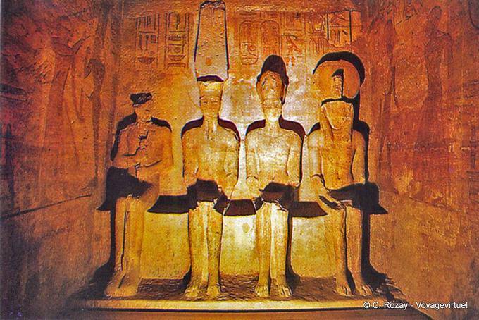 Estatuas del santuario, de izquierda a derecha Ptah (Memphis), Amón-Ra (Tebas), Ramsés II y Ra-Horakhty (Heliópolis), Templo Mayor, Abu Simbel - Egipto