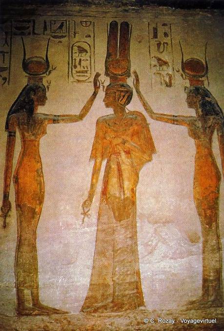 La deificación de Nefertari Isis y Hathor, sala del templo de Hathor, Abu Simbel - Egipto