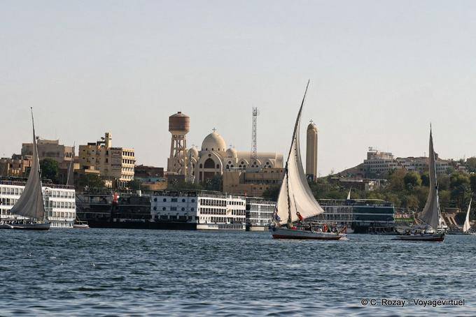 Opinión de la catedral copta desde el Nilo, Asuán - Egipto