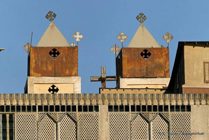 Los pequeños pináculos de hierro, la iglesia de Asuán - Egipto
