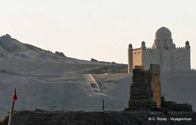 Aga Khan III Mausoleo del sultán Muhammad Shah, de mármol de Carrara, Asuán - Egipto